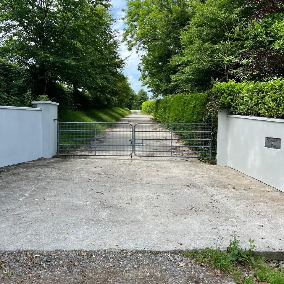 The front gate, with the Castlefield Stud sign on the wall